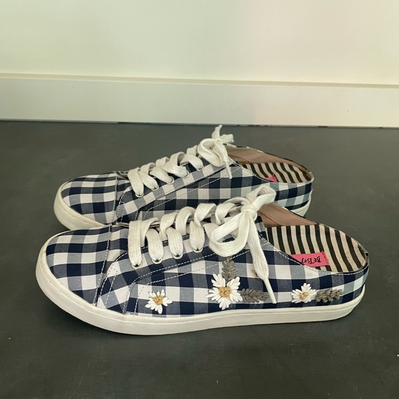 BETSEY JOHNSON Edna Women's Slip On Navy Gingham Sneakers Bees Flowers Size 9M - Picture 3 of 9
